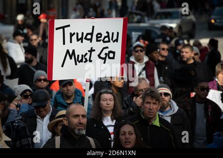 Demonstranten äußern Abneigung gegen Premierminister Justin Trudeau beim "March for Freedom" der COVID-19-Beschränkungen in Toronto, Kanada. Stockfoto