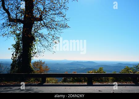 Blick von einem Aussichtspunkt während des Herbstes in North Carolina auf dem Blue Ridge Parkway. Stockfoto