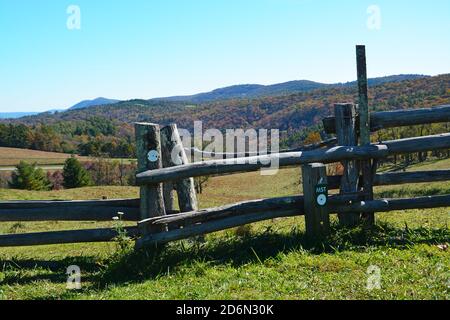 Eine Zaunlinie mit Trail Head Öffnung für die Berge zum Sea Trail im Blue Ridge Parkway von North Carolina. Stockfoto