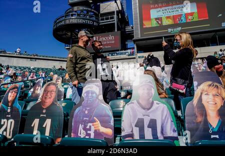 Philadelphia, PA, USA. Oktober 2020. 18. Oktober 2020: Fans werden für ihre Rückkehr gepumpt, bevor das NFL-Fußballmatchup zwischen den Baltimore Ravens und den Philadelphia Eagles am Lincoln Financial Field in Philadelphia, Pennsylvania, stattfindet. Scott Serio/Cal Sport Media/Alamy Live News Stockfoto