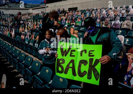 Philadelphia, PA, USA. Oktober 2020. 18. Oktober 2020: Fans werden für ihre Rückkehr gepumpt, bevor das NFL-Fußballmatchup zwischen den Baltimore Ravens und den Philadelphia Eagles am Lincoln Financial Field in Philadelphia, Pennsylvania, stattfindet. Scott Serio/Cal Sport Media/Alamy Live News Stockfoto