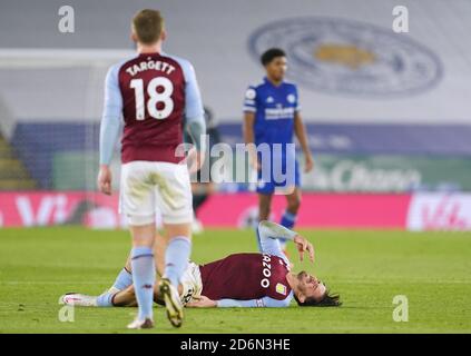 Jack Grealish von Aston Villa liegt während des Premier League-Spiels im King Power Stadium, Leicester, verletzt. Stockfoto