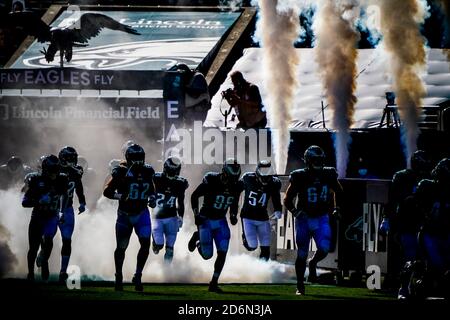 Philadelphia, PA, USA. Oktober 2020. 18. Oktober 2020: Die Adler nehmen das Feld vor dem NFL-Fußballmatchup zwischen den Baltimore Ravens und den Philadelphia Eagles am Lincoln Financial Field in Philadelphia, Pennsylvania. Scott Serio/Cal Sport Media/Alamy Live News Stockfoto