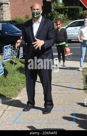 Philadelphia, PA, USA. Oktober 2020. : Senator Cory Booker abgebildet startet eine Leinwand und begrüßt Freiwillige und Unterstützer in einem Philadelphia Wähler Aktivierung Center in Philadelphia, Pennsylvania 18. Oktober 2020 Kredit: : Star Shooter / Media Punch / Alamy Live News Stockfoto