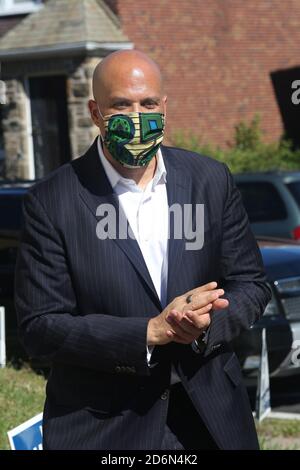 Philadelphia, PA, USA. Oktober 2020. : Senator Cory Booker abgebildet startet eine Leinwand und begrüßt Freiwillige und Unterstützer in einem Philadelphia Wähler Aktivierung Center in Philadelphia, Pennsylvania 18. Oktober 2020 Kredit: : Star Shooter / Media Punch / Alamy Live News Stockfoto