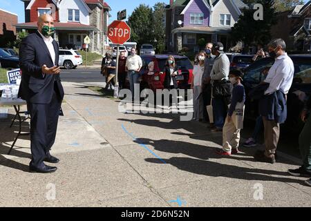 Philadelphia, PA, USA. Oktober 2020. : Senator Cory Booker abgebildet startet eine Leinwand und begrüßt Freiwillige und Unterstützer in einem Philadelphia Wähler Aktivierung Center in Philadelphia, Pennsylvania 18. Oktober 2020 Kredit: : Star Shooter / Media Punch / Alamy Live News Stockfoto