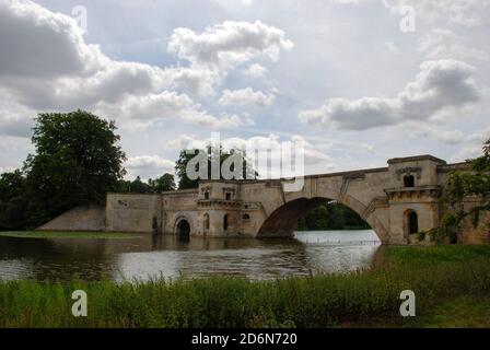 Die Grand Bridge auf dem Gelände des Blenheim Palace, Woodstock, Großbritannien Stockfoto