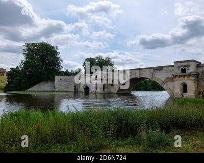 Die Grand Bridge auf dem Gelände des Blenheim Palace, Woodstock, Großbritannien Stockfoto
