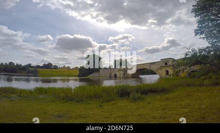 Die Grand Bridge auf dem Gelände des Blenheim Palace, Woodstock, Großbritannien Stockfoto