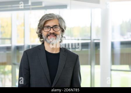 Fröhliche reife bärtige Geschäftsmann oder Direktor der Firma in formalwear Stockfoto