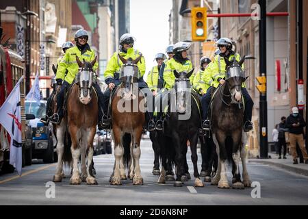 Berittene Polizisten zur Hand für einen Anti-Lockdown-Protest in Toronto, Ontario. Stockfoto