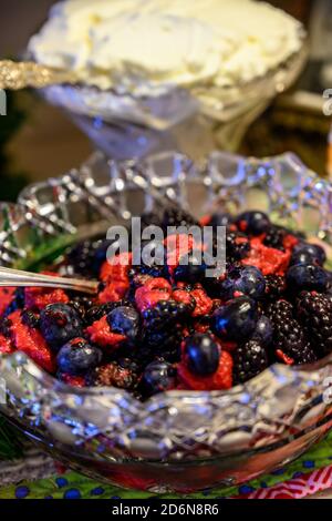 Obstkompott in Crystal Bowl Dessertaufstrich Stockfoto