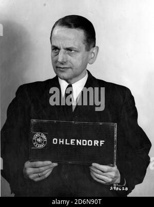 Otto Ohlendorf (1907 – 1951) deutscher SS-Funktionär und Holocaust-Täter während der NS-Zeit, Leiter des Sicherheitsdienstes (SD) Inland, zuständig für Geheimdienst und Sicherheit in Deutschland. 1941 wurde Ohlendorf zum Kommandeur der Einsatzgruppe D ernannt, die in Moldawien, der Südukraine, der Krim und 1942 im Nordkaukasus Massenmorde verübte. Er wurde im Einsatzgruppen-Prozess vor Gericht gestellt, 1951 verurteilt und hingerichtet Stockfoto