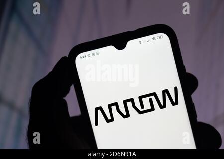 In dieser Abbildung ist das Logo von Arrow Electronics auf einem Smartphone zu sehen. Stockfoto