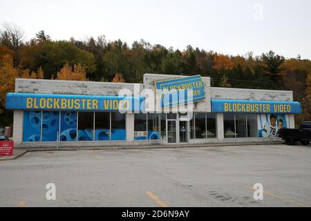 17. Oktober 2020 - der stillgelegt Blockbuster Videos 959 10th St W in Owen Sound Ontario (Georgian Bluffs) hat eine Petition von Andrew Stuart gestartet, um es in eine Heritage Site zu verwandeln. Stockfoto