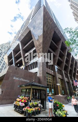 Kiosk mit Blumengeschäft in der Nähe der 100 Federal Street, Bank of America Gebäude, Finanzviertel, Boston, Massachusetts, USA Stockfoto