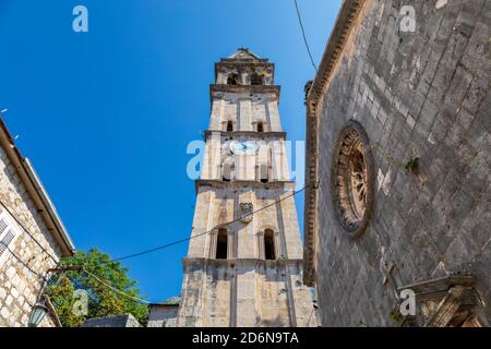 Blick auf den Glockenturm der katholischen Kirche St. Nikolaus. Perast, Montenegro Stockfoto