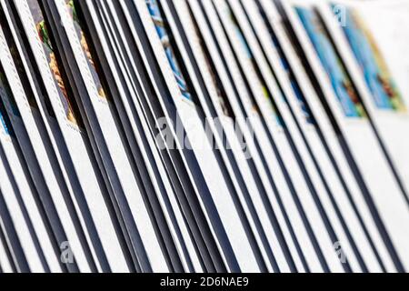 Briefe in gestempelten Umschlägen, für die Big Send-Initiative von Vote Forward, im Sonnenlicht gebrannt schaffen diagonale Linien von dunklen Schatten Stockfoto