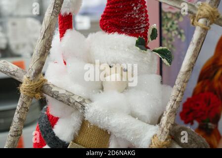 Spielzeug weihnachtsmann klettert Holztreppen nach oben Stockfoto