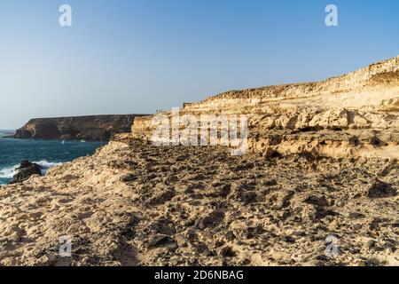 Schöne weiße Klippen aus Kalkstein von Wind und Winterstürmen in Ajuy Dorf an der Atlantikküste geschnitzt. Fuerteventura: Kanarische Inseln. Spanien. Stockfoto