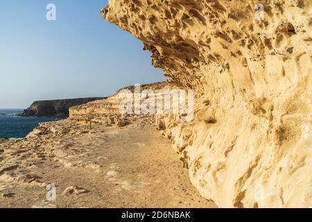 Schöne weiße Klippen aus Kalkstein von Wind und Winterstürmen in Ajuy Dorf an der Atlantikküste geschnitzt. Fuerteventura: Kanarische Inseln. Spanien. Stockfoto