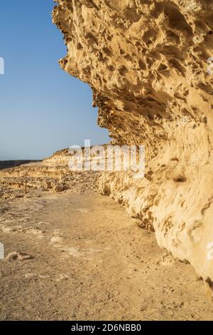 Schöne weiße Klippen aus Kalkstein von Wind und Winterstürmen in Ajuy Dorf an der Atlantikküste geschnitzt. Fuerteventura: Kanarische Inseln. Spanien. Stockfoto