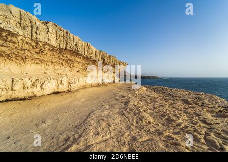 Schöne weiße Klippen aus Kalkstein von Wind und Winterstürmen in Ajuy Dorf an der Atlantikküste geschnitzt. Fuerteventura: Kanarische Inseln. Spanien. Stockfoto