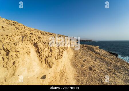 Schöne weiße Klippen aus Kalkstein von Wind und Winterstürmen in Ajuy Dorf an der Atlantikküste geschnitzt. Fuerteventura: Kanarische Inseln. Spanien. Stockfoto