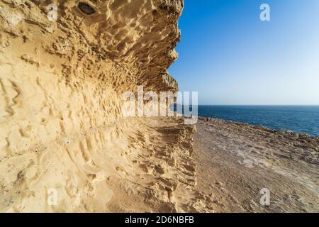 Schöne weiße Klippen aus Kalkstein von Wind und Winterstürmen in Ajuy Dorf an der Atlantikküste geschnitzt. Fuerteventura: Kanarische Inseln. Spanien. Stockfoto