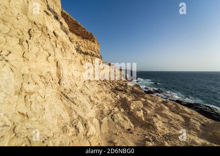 Schöne weiße Klippen aus Kalkstein von Wind und Winterstürmen in Ajuy Dorf an der Atlantikküste geschnitzt. Fuerteventura: Kanarische Inseln. Spanien. Stockfoto