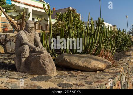 Kaktusallee und Fischerdenkmal im Dorf Ajuy an der Atlantikküste. Sommer 2020. Fuerteventura: Kanarische Inseln. Spanien. Stockfoto