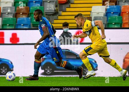 Friuli - Dacia Arena Stadion, udine, Italien, 18 Oct 2020, Stefano Okaka (Udinese) trägt den Ball während Udinese Calcio gegen Parma Calcio 1913, italienische Fußballserie A Spiel - Credit: LM/Ettore Griffoni/Alamy Live News Stockfoto