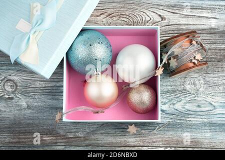 Weihnachtskugeln in einer blauen und rosa Schachtel. Stockfoto