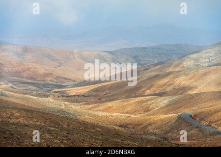 Berglandschaftsansicht vom Astronomischen Aussichtspunkt Sicasumbre (Mirador Astronomico De Sica Sumbre). Fuerteventura: Kanarische Inseln. Spanien. Stockfoto