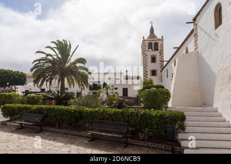 Leere Straßen der beliebten touristischen alten Hauptstadt der Insel. Der Platz mit der Kirche Santa Maria de Betancuria. Kanarische Inseln. Fuerteventura. Stockfoto