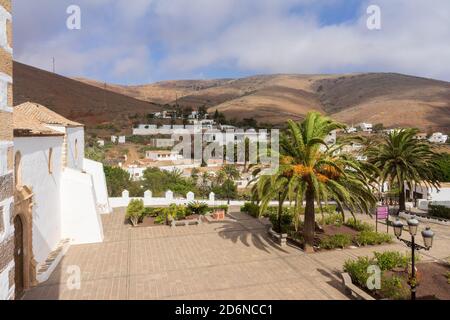 Leere Straßen der beliebten touristischen alten Hauptstadt der Insel. Der Platz mit der Kirche Santa Maria de Betancuria. Kanarische Inseln. Fuerteventura. Stockfoto