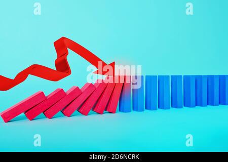Konzept von covid19 Coronavirus Pandemie mit fallenden Kette wie ein domino Spiel und abnehmende Statistik Pfeil Stockfoto