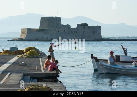 NAFPLIO, GRIECHENLAND - 10. JULI 2009: venezianisches Schloss von Bourtzi in der Bucht von Nauplion Stockfoto