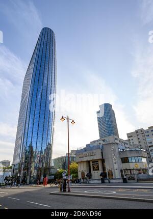 Ein Blackfriars (bekannt als der Boomerang). DOGGETT's Bar im Vordergrund mit dem Southbank Tower dahinter. Von Blackfriars Bridge, London, Großbritannien Stockfoto