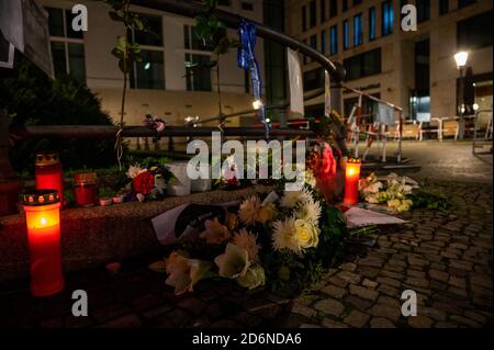 Berlin, Deutschland. Oktober 2020. Zum Gedenken an den ermordeten Lehrer in Paris wurden vor der französischen Botschaft in Berlin Blumen niedergelegt. (To dpa 'Welle der Solidarität in Frankreich nach Enthauptung eines Lehrers') Quelle: Christophe Gateau/dpa/Alamy Live News Stockfoto