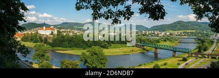 DECIN, TSCHECHISCHE REPUBLIK - 20. JULI 2020: Panoramablick auf die Altstadt, die Elbe und das Schloss Tetschen. Stockfoto