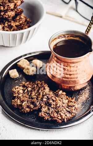 Banana Haferflocken Cookies mit türkischem Kaffee Stockfoto