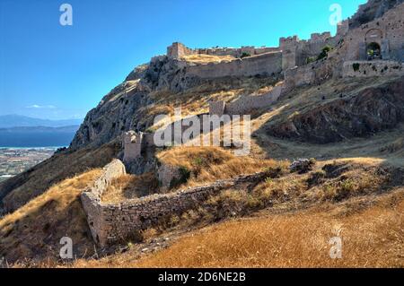 ACROCORINTH, GRIECHENLAND - 12. JULI 2009: Befestigung der Akropolis Antikes Korinth Stockfoto