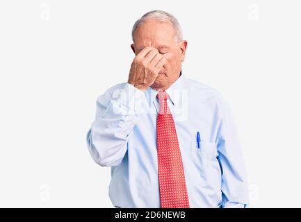 Senior stattlich grauhaarigen Mann trägt elegante Krawatte und Hemd müde Reiben Nase und Augen Gefühl Müdigkeit und Kopfschmerzen. Stress und Frustration Konzept Stockfoto