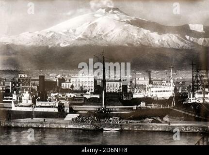 Blick auf die Stadt Catania (Italien) und den Vulkan Ätna (1950) Stockfoto