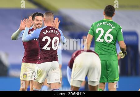 Jack Grealish von Aston Villa (links) und Ross Barkley feiern den Sieg nach dem Premier League-Spiel im King Power Stadium, Leicester. Stockfoto