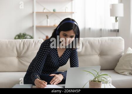 Junge asiatische Frau Studie online auf Laptop von zu Hause aus Stockfoto