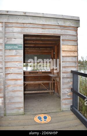 Das Viaduct Hide im Auenwald Forest Nature Reserve in Milton Keynes. Stockfoto