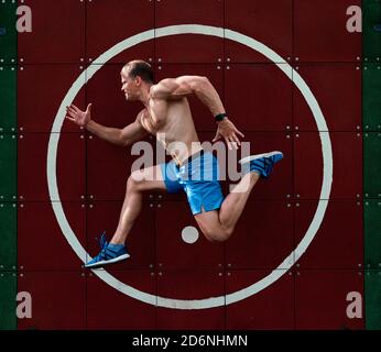 Tscheljabinsk / Russland - 07.22.2019. Die Menschen im Stadtpark beschäftigen sich mit den Stromsimulatoren. Einführung in Sport und einen gesunden Lebensstil. Stockfoto