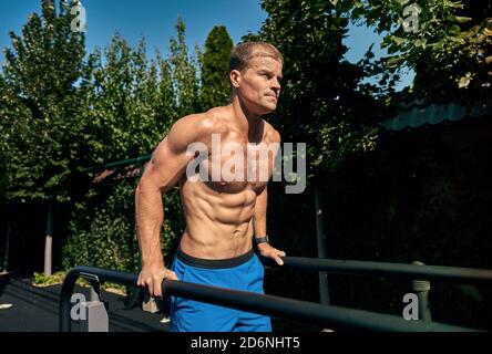 Tscheljabinsk / Russland - 07.22.2019. Die Menschen im Stadtpark beschäftigen sich mit den Stromsimulatoren. Einführung in Sport und einen gesunden Lebensstil. Stockfoto